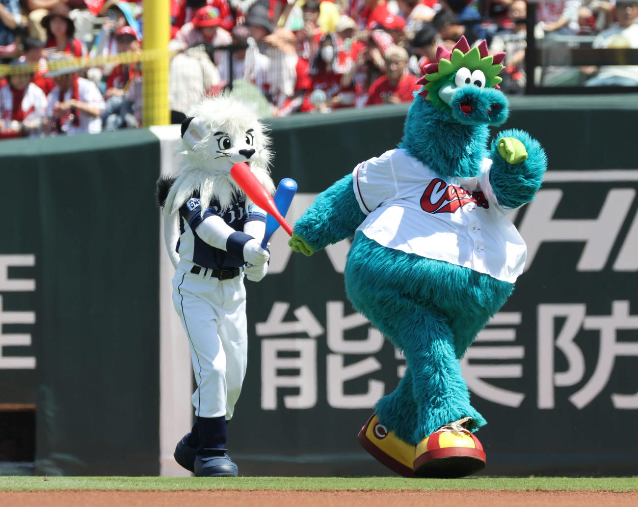 広島対西武　レオとスラィリー（撮影・加藤孝規）