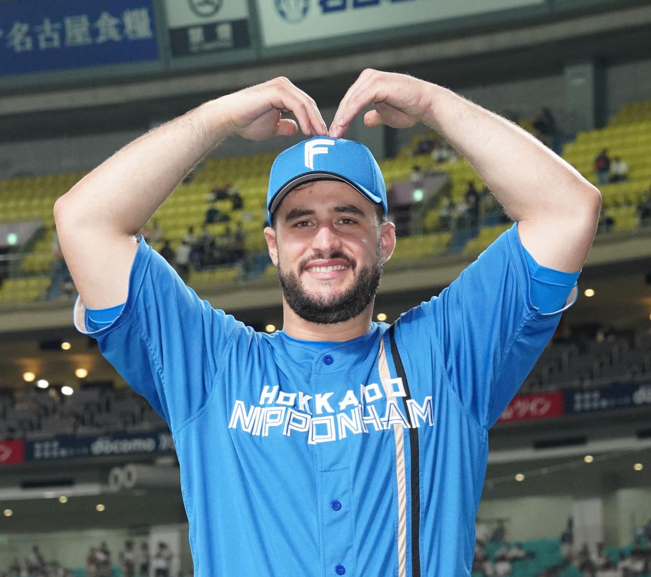 中日対日本ハム　ヒーローインタビューを終えポーズを決めるマルティネス（撮影・森本幸一）
