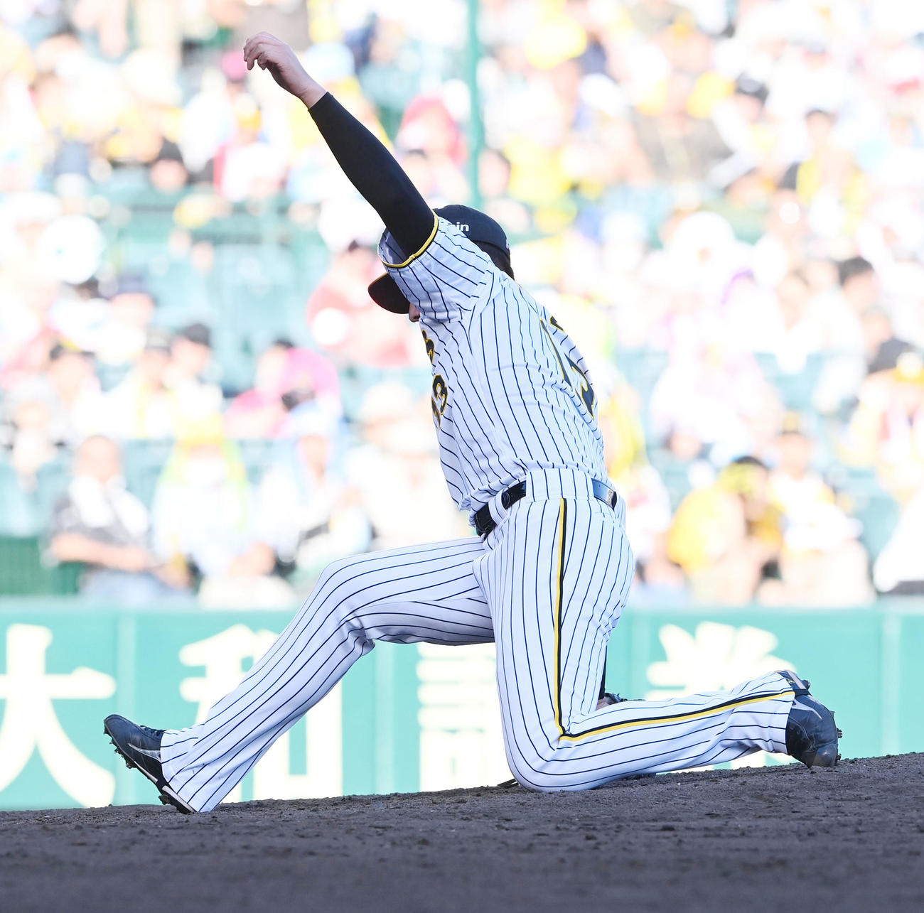 阪神対ソフトバンク　投球後バランスを崩した阪神4番手の岩崎（撮影・前岡正明）