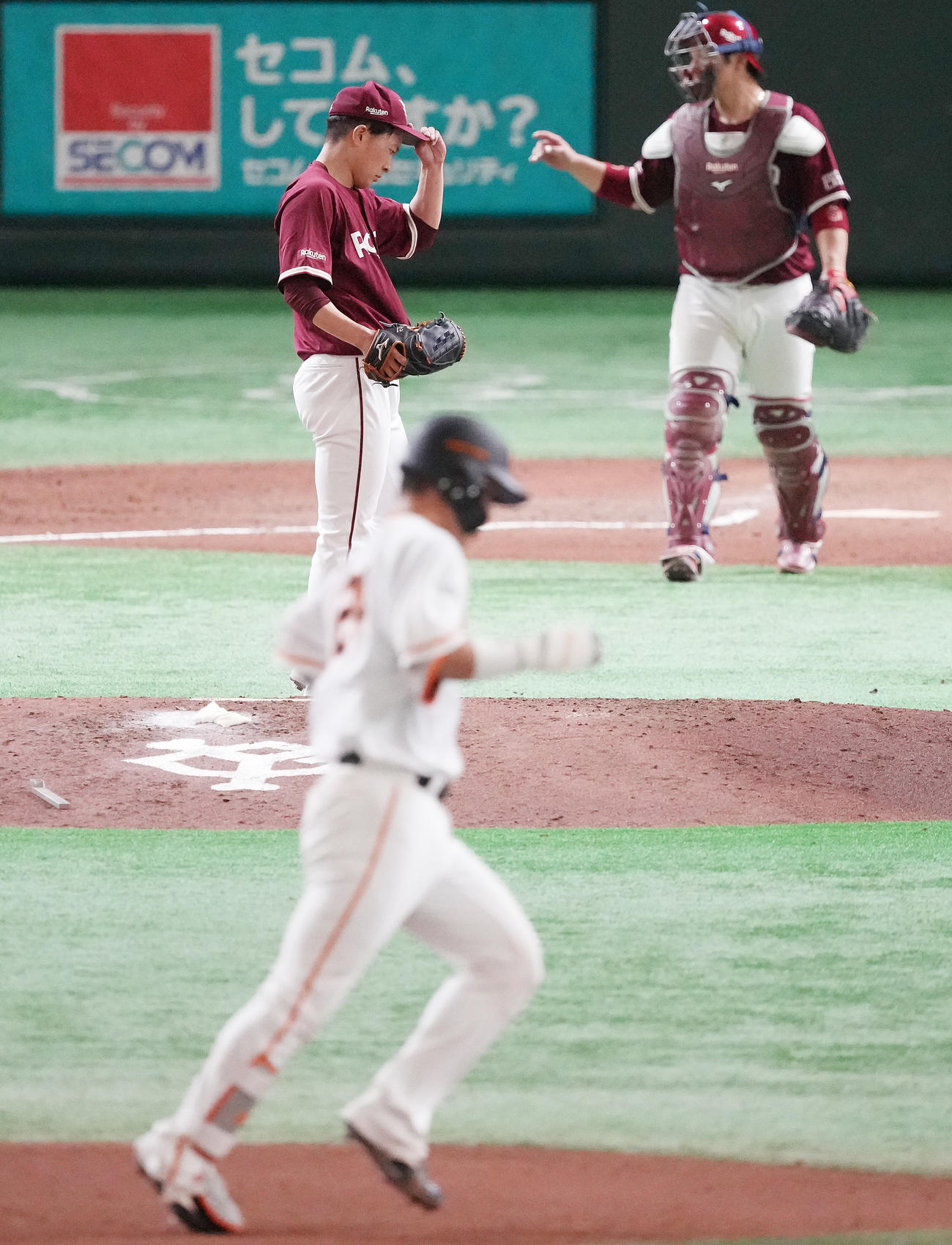 巨人対楽天　6回裏巨人2死、大城に右越えソロ本塁打を浴び、うつむく早川（撮影・鈴木みどり）