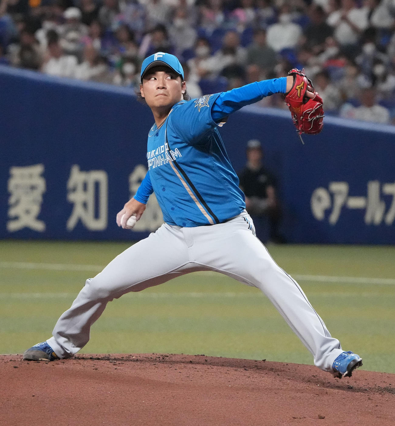 中日対日本ハム　1回裏、登板する日本ハム先発の伊藤（撮影・森本幸一）