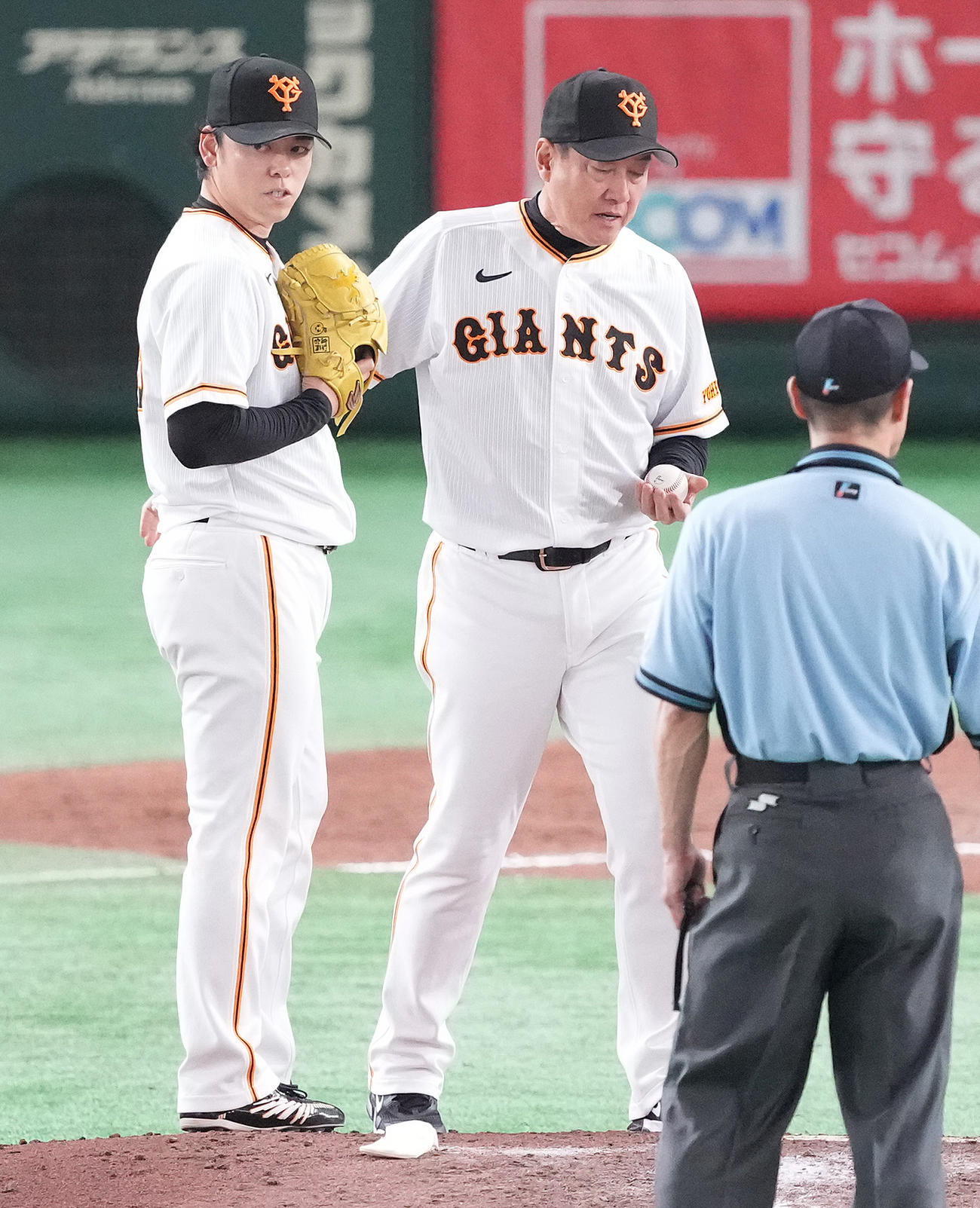 巨人対楽天　9回表途中で高梨（左）に降板を告げる巨人原監督（撮影・鈴木みどり）