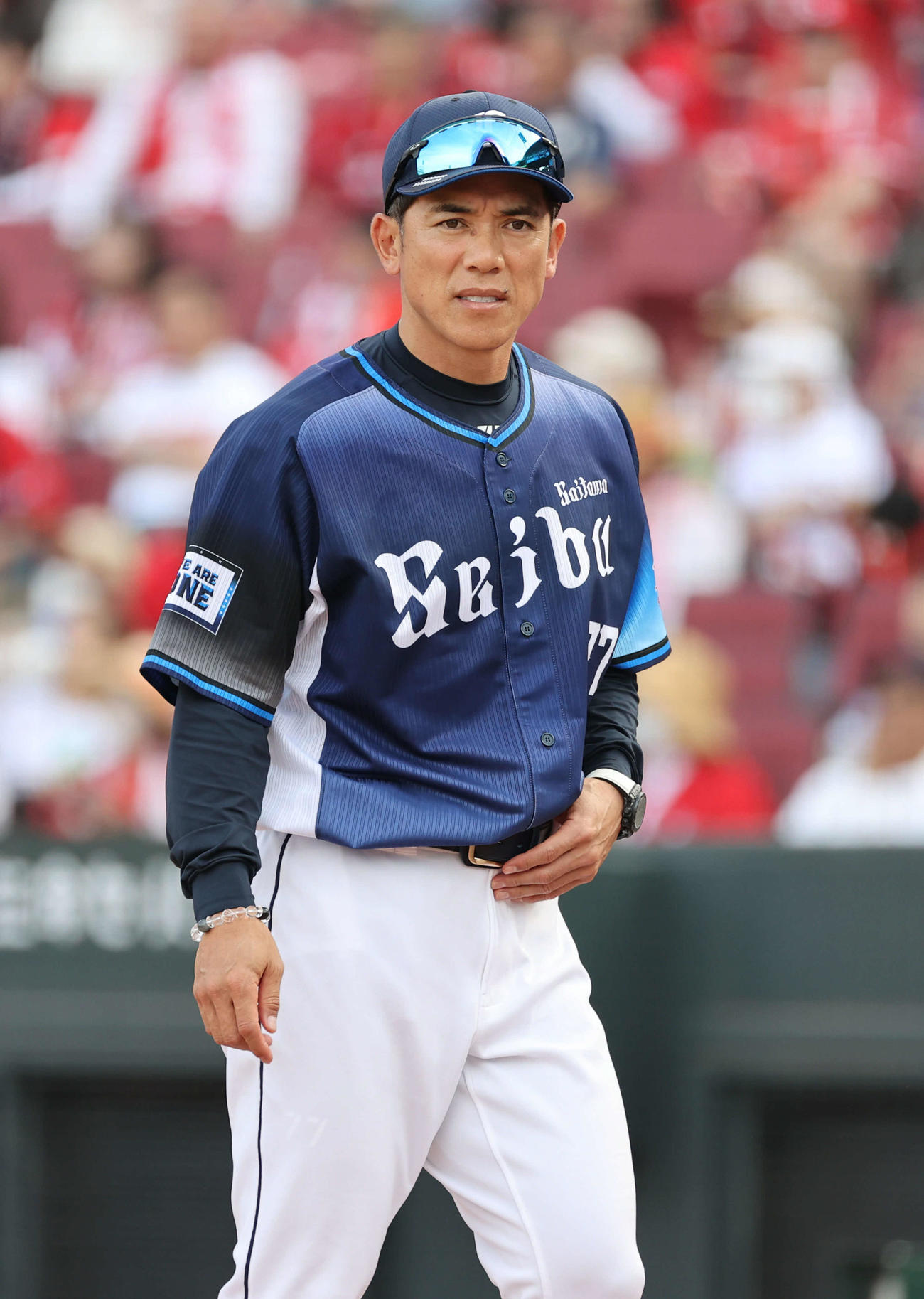 広島対西武　7回裏、交代を告げる西武松井稼頭央監督（撮影・加藤孝規）