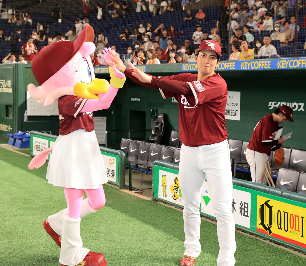 巨人対楽天　ヒーローインタビュー後、クラッチーナと笑顔でハイタッチする楽天小郷（撮影・浅見桂子）