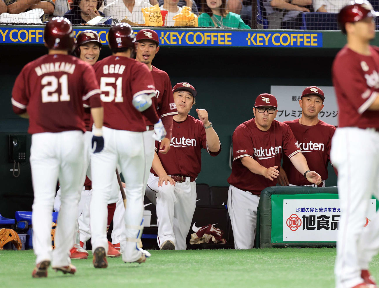 巨人対楽天　5回表楽天2死一塁、小郷（左から2人目背番号51）が右中間2点本塁打を放ち、グータッチで迎える石井監督（中央）ら（撮影・浅見桂子）
