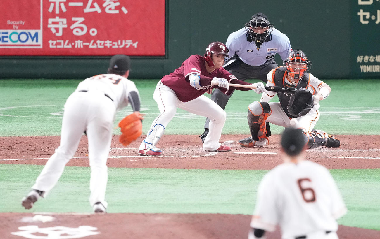 巨人対楽天　3回表楽天無死一、二塁、送りバントを失敗する小郷。投手グリフィン（撮影・鈴木みどり）