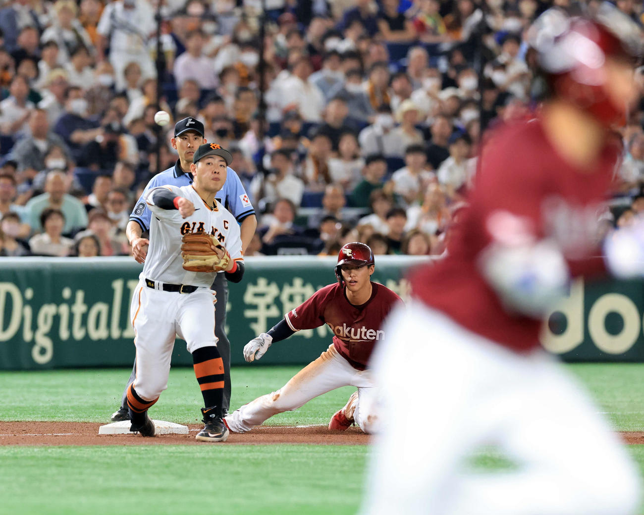 巨人対楽天　3回表楽天無死一、二塁、小郷（手前）の送りバントを捕手大城が三塁に送球。三塁手岡本和（左）も一塁送球で併殺に仕留める。二塁走者辰己（撮影・浅見桂子）