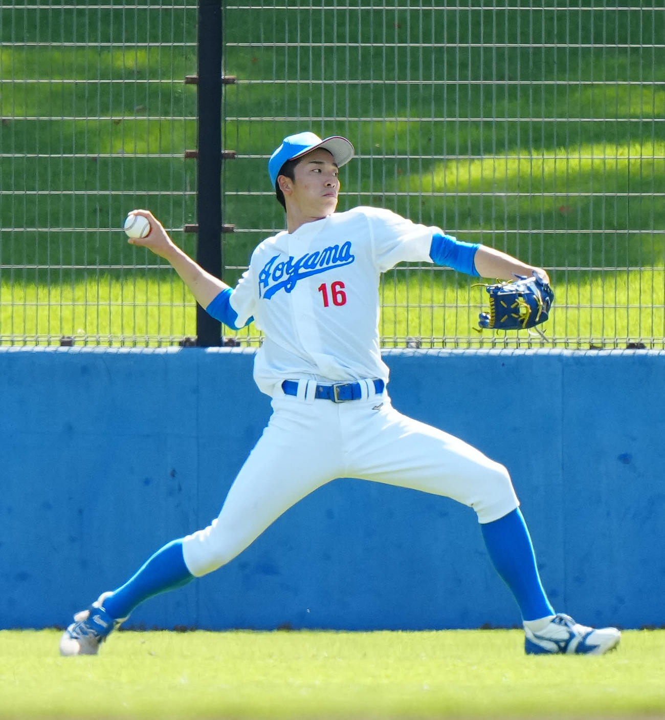 侍ジャパン大学日本代表の選考合宿でキャッチボールする青学大・常広（撮影・江口和貴）