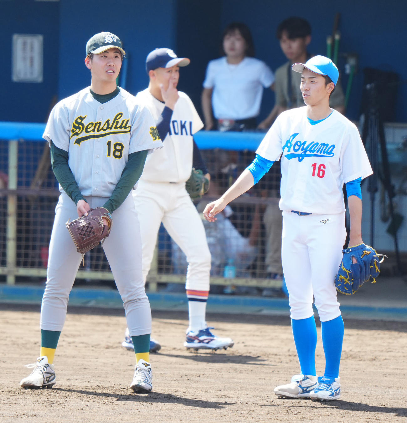 練習中、言葉を交わす専大・常広（右）と専大・西舘昂（撮影・江口和貴）