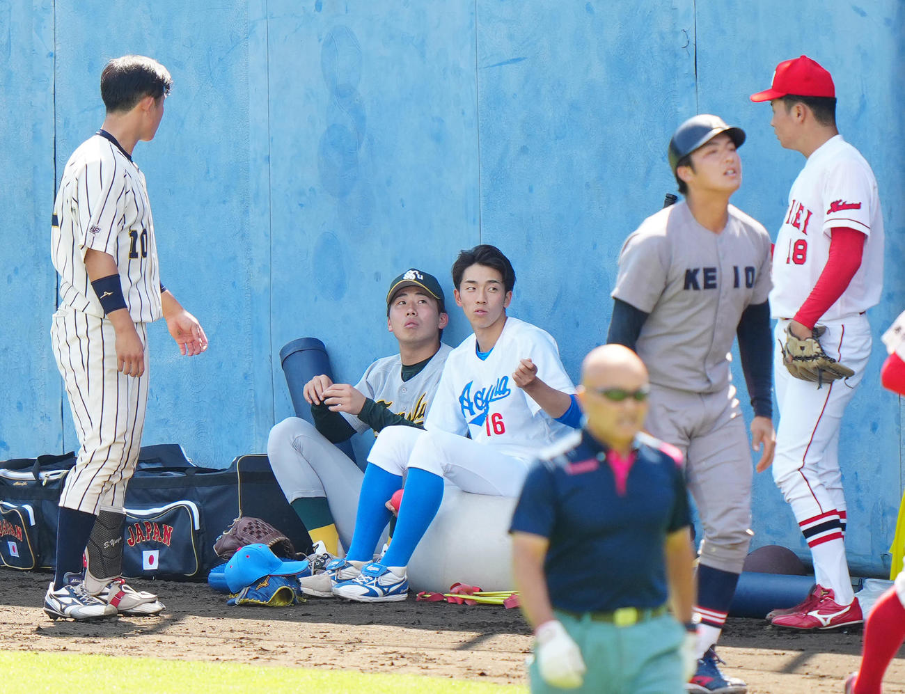 侍ジャパン大学日本代表の選考合宿で上武大・進藤（左端）らと言葉を交わす青学大・常広（中央）（撮影・江口和貴）