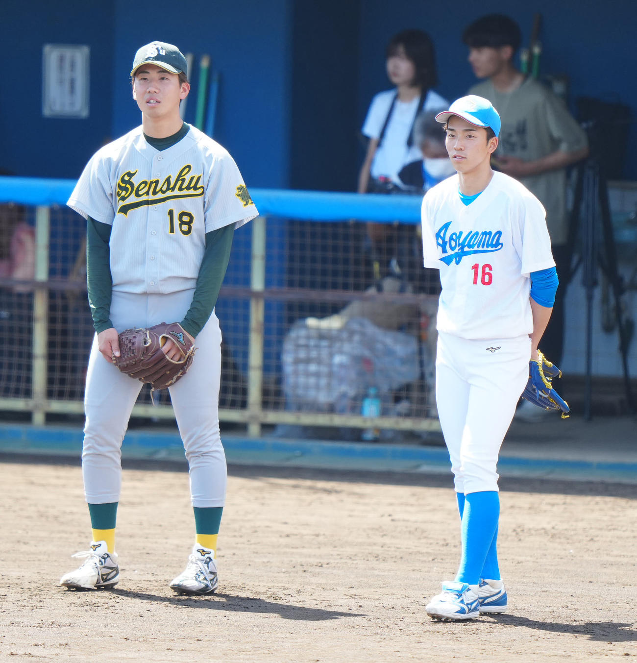練習中、言葉を交わす専大・常広（右）と専大・西舘昂（撮影・江口和貴）
