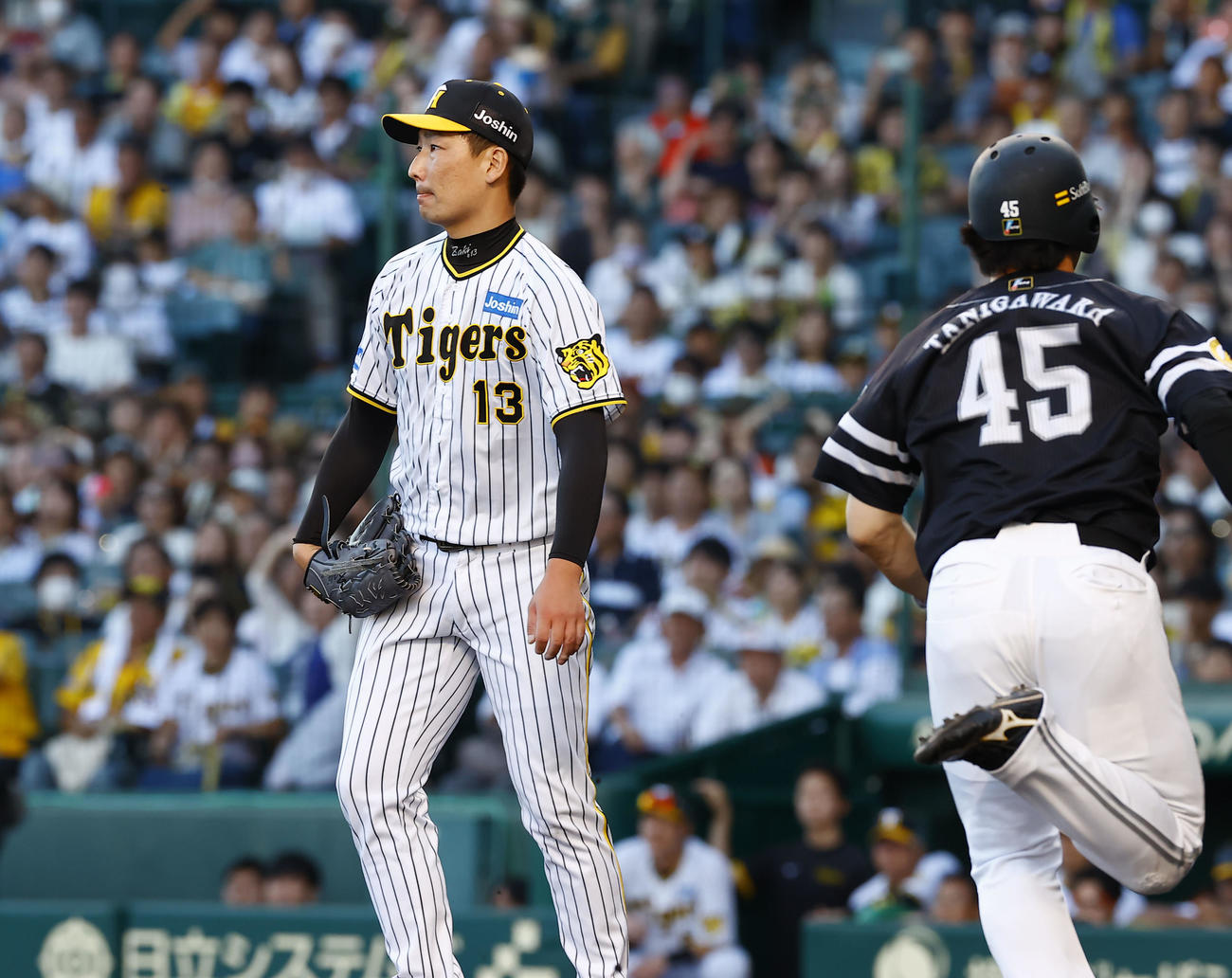 阪神対ソフトバンク　9回表ソフトバンク2死一、二塁、中村晃に左前2点適時打を許した阪神岩崎（撮影・藤尾明華）