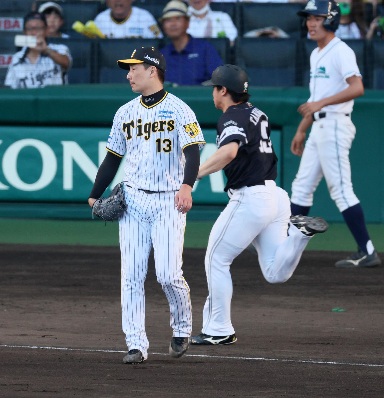 阪神対ソフトバンク　9回表ソフトバンク2死一、二塁、岩崎は中村晃に左へ適時二塁打を打たれ一塁走者代走谷川原（右）の生還も許し逆転される（撮影・加藤哉）