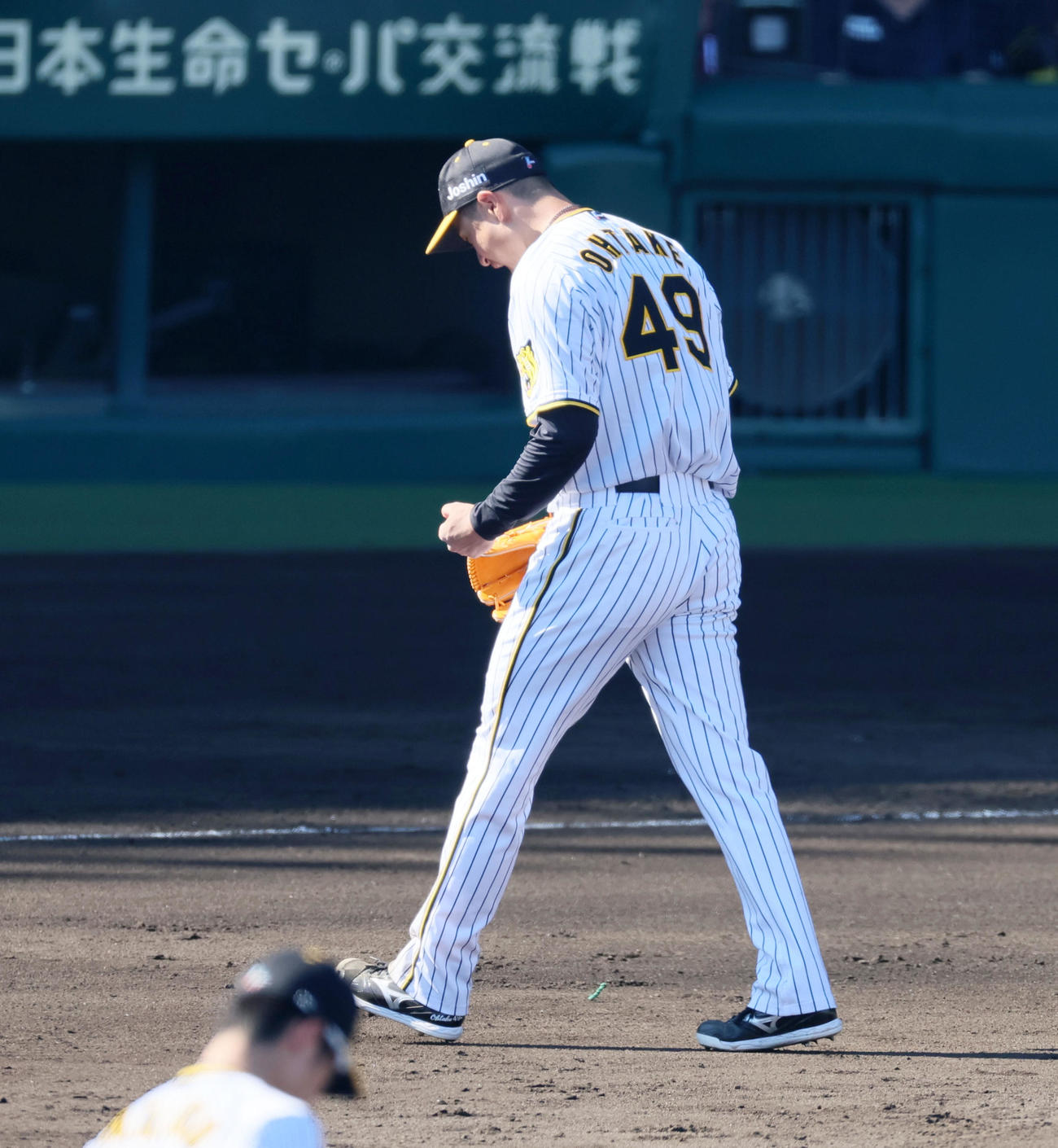 阪神対ソフトバンク　6回表ソフトバンク2死一、三塁、大竹は牧原大を遊ゴロに仕留めガッツポーズを見せる（撮影・加藤哉）
