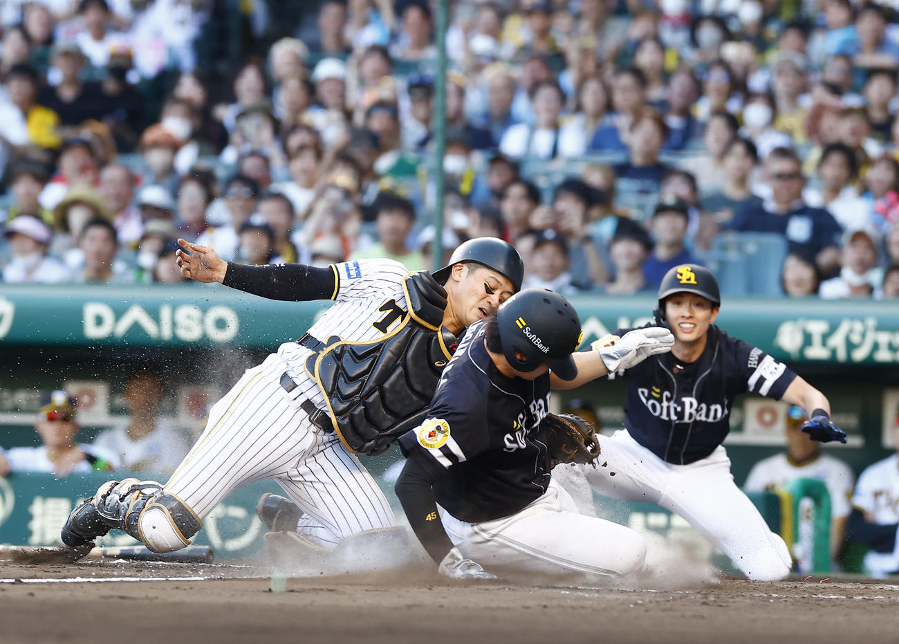阪神対ソフトバンク　9回表ソフトバンク2死一、二塁、中村晃の左前2点適時打で勝ち越しのホームに滑り込む代走谷川原。右は周東、捕手坂本（撮影・藤尾明華）