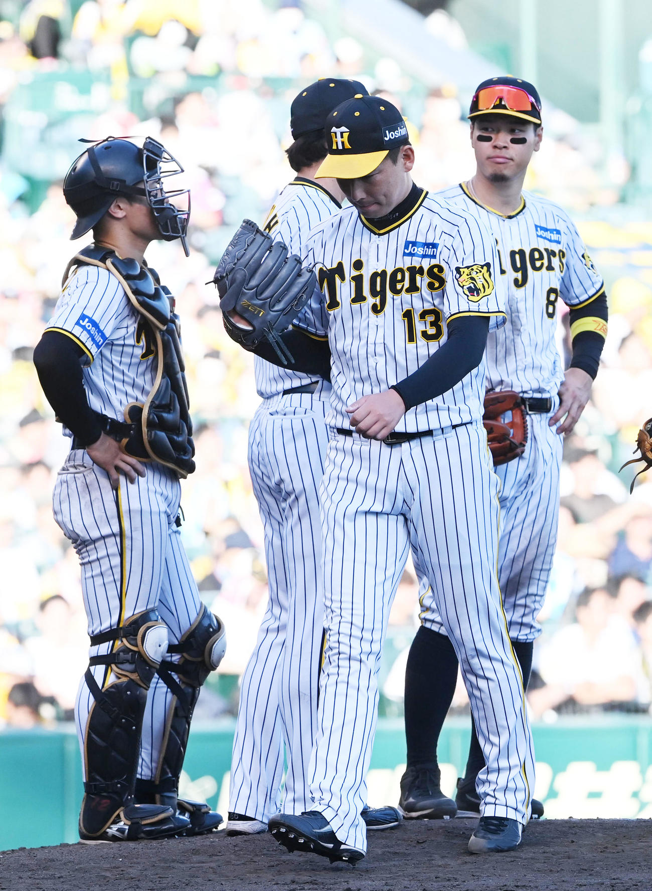 阪神対ソフトバンク　9回表ソフトバンク2死一、二塁、中村晃に左中間へ逆転適時2点二塁打を打たれ交代、がっくりとベンチに戻る阪神岩崎（撮影・前岡正明）