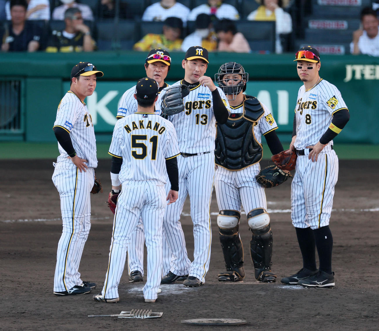 阪神対ソフトバンク　9回表ソフトバンク2死一、二塁、岩崎は中村晃に左へ適時二塁打を許し逆転され降板となる（撮影・加藤哉）