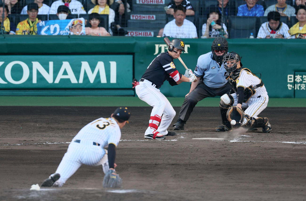 阪神対ソフトバンク　9回表ソフトバンク無死、栗原への投球後マウンドでバランスを崩す岩崎（撮影・加藤哉）