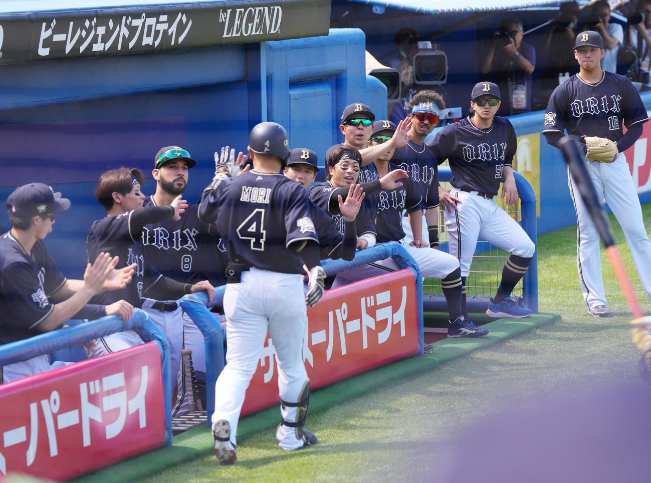 ヤクルト対オリックス　1回表オリックス2死、先制の本塁打を放ち、ナインに迎えられる森（手前）（撮影・菅敏）