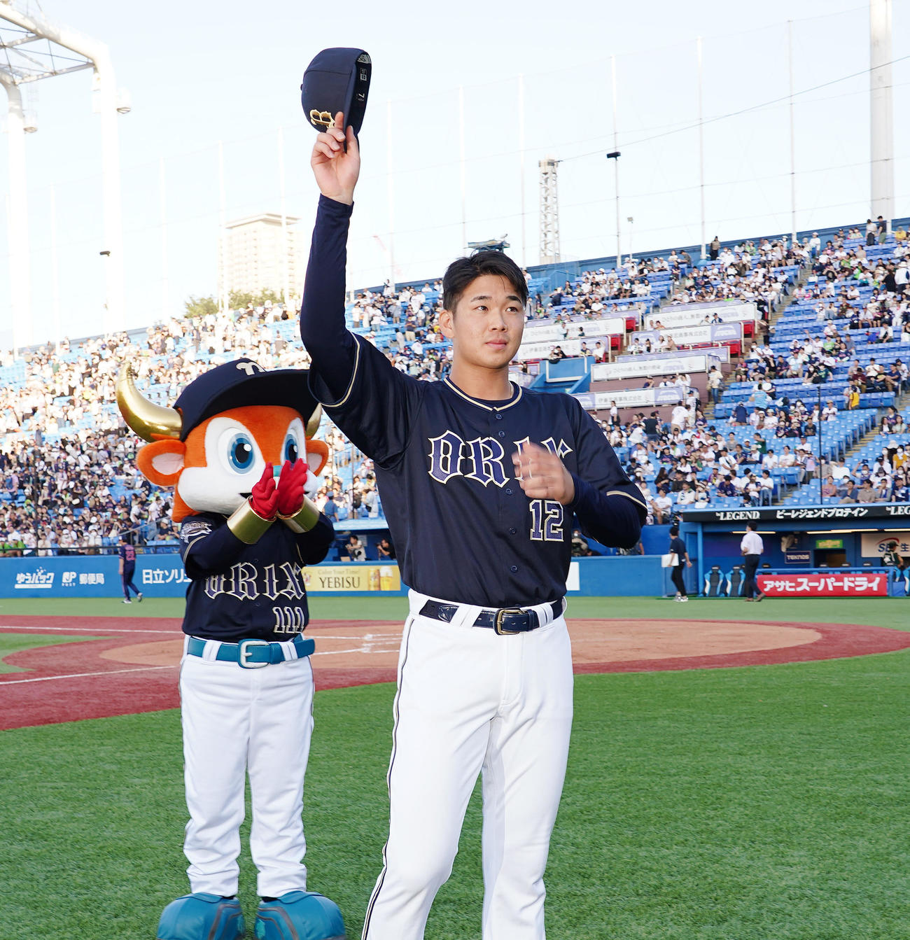 ヤクルト戦に先発し、5回を8安打3失点で今季6勝目を挙げたオリックス山下は、ファンの歓声に応える（撮影・菅敏）