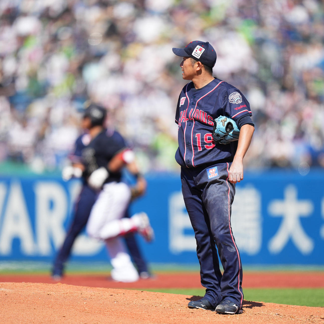 ヤクルト対オリックス　3回表オリックス1死二塁、頓宮（奥）に2点本塁打を打たれ、肩を落とす石川（撮影・菅敏）