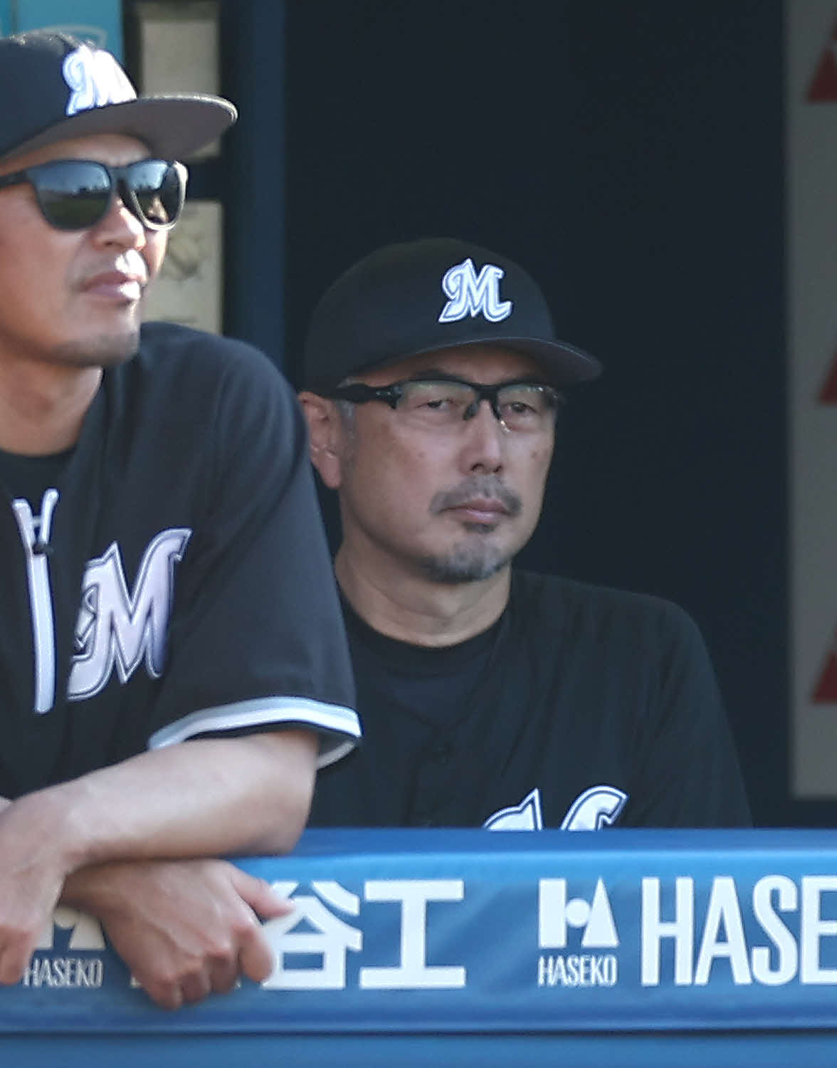 DeNA対ロッテ　9回表、険しい表情で戦況を見守る吉井監督（撮影・河田真司）