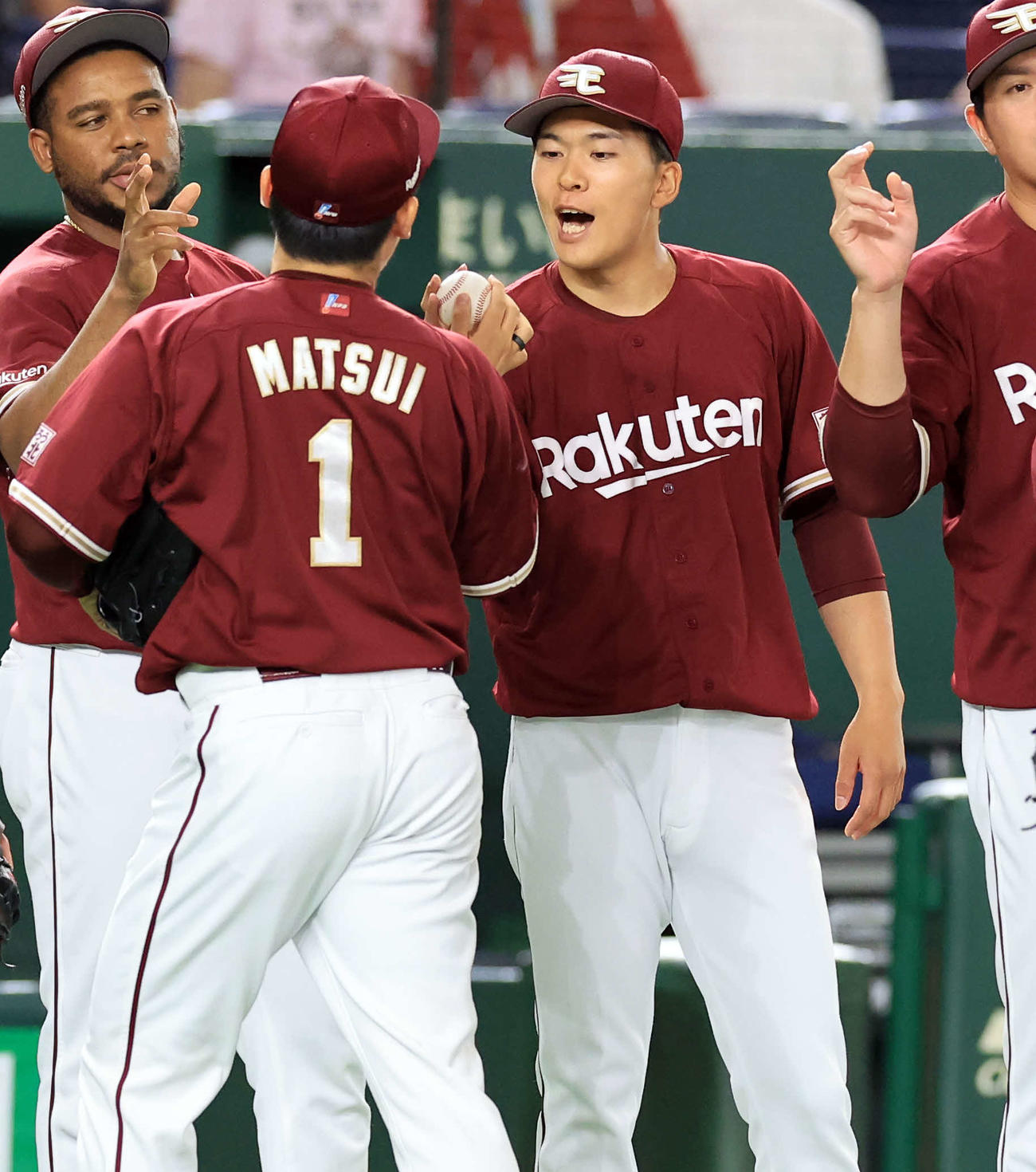 巨人対楽天　勝利投手の早川（右）は松井裕からウイニングボールを受け取る（撮影・浅見桂子）