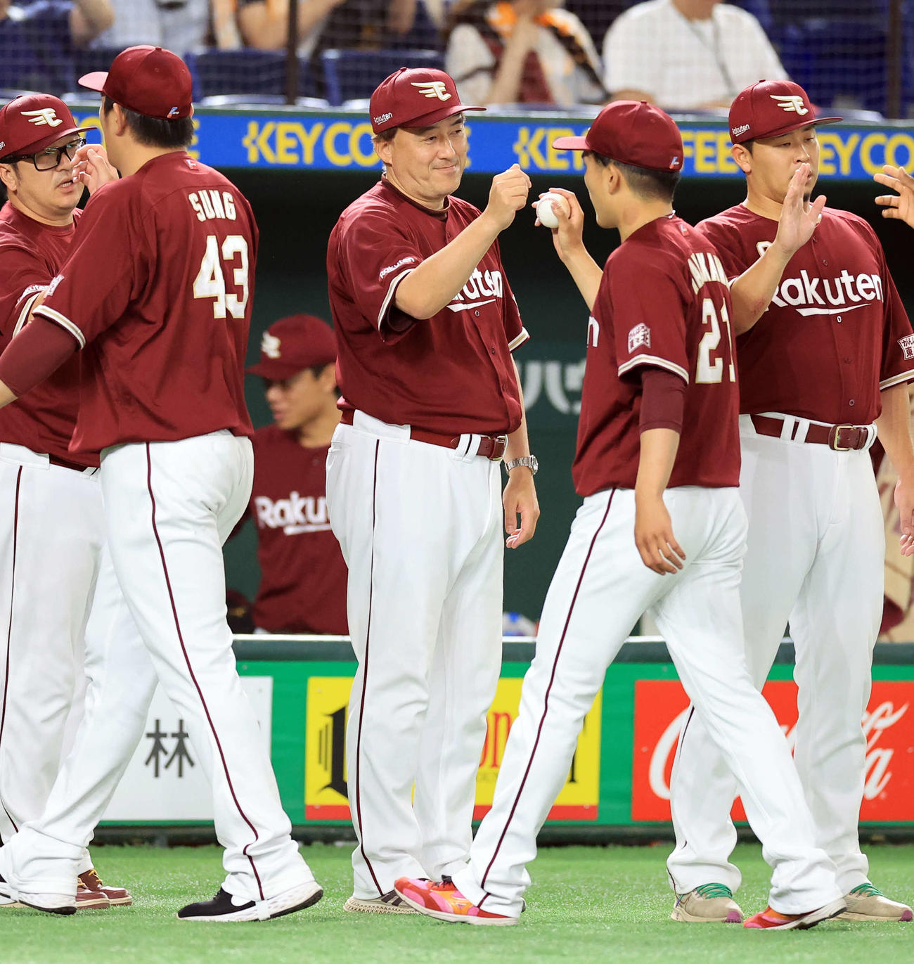 巨人対楽天　勝利投手の楽天早川（右手前）を笑顔のグータッチで迎える石井監督（撮影・浅見桂子）