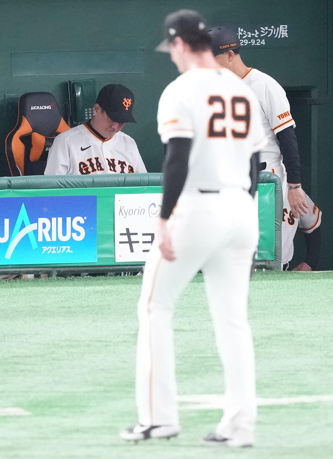 巨人対楽天　5回表に先制を許しベンチへ戻る巨人先発グリフィン（手前）とうつむく原監督（撮影・鈴木みどり）