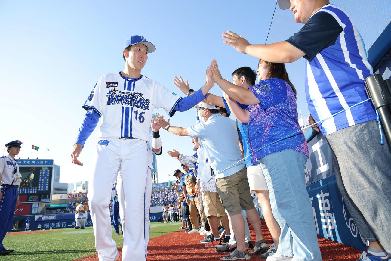DeNA対ロッテ　ロッテに勝利し、ファンサービスに臨むDeNA大貫（手前左）（撮影・河田真司）