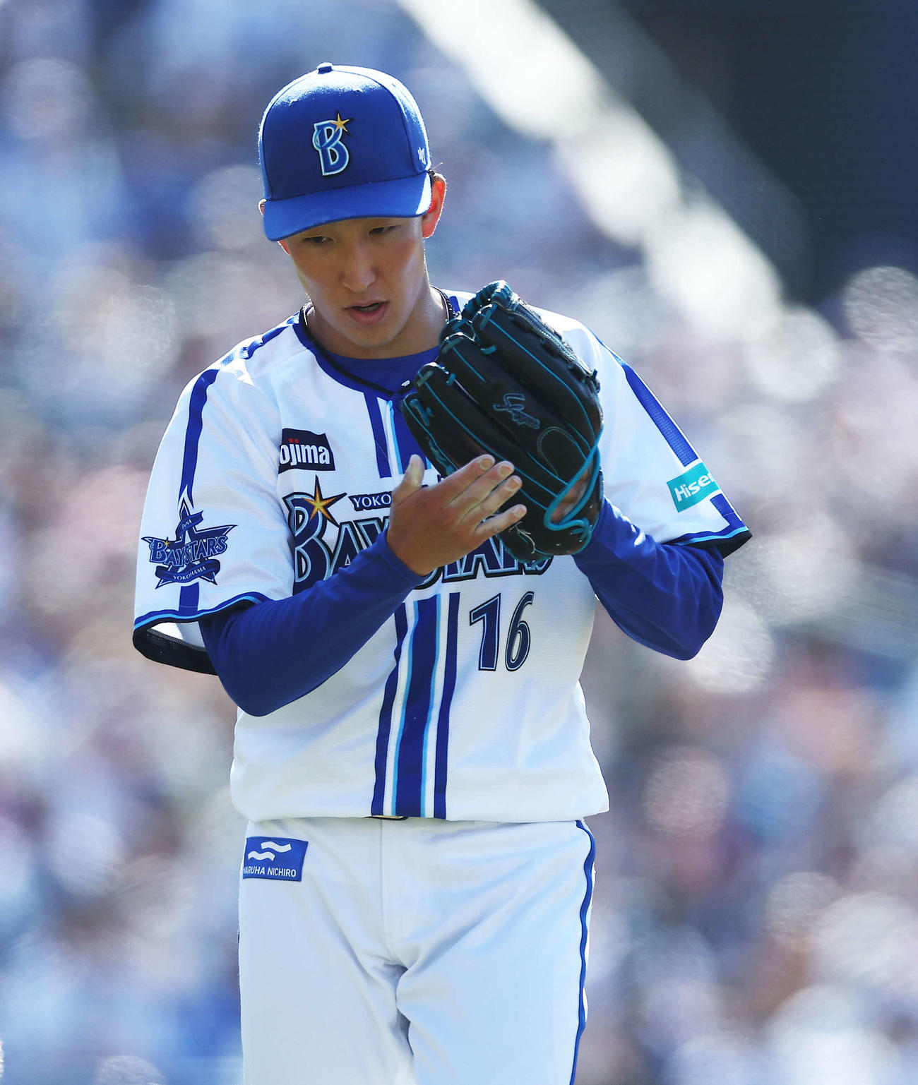 DeNA対ロッテ　6回表を抑え、グラブをたたきながらベンチに戻る大貫（撮影・河田真司）