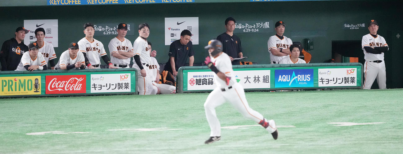 巨人対楽天　9回裏巨人2死、代打オコエが空振り三振に倒れ、浮かない表情の原監督（右）（撮影・鈴木みどり）