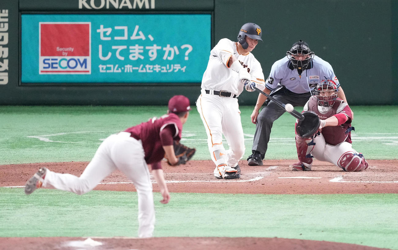 巨人対楽天　6回裏巨人2死、右越えソロ本塁打を放つ大城。投手早川（撮影・鈴木みどり）