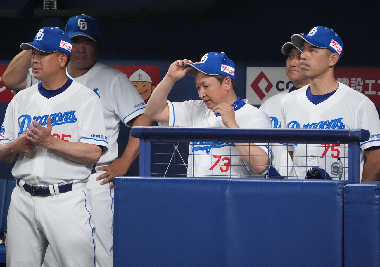 中日対日本ハム　9回、ベンチで帽子を手にする立浪監督（中央）（撮影・森本幸一）