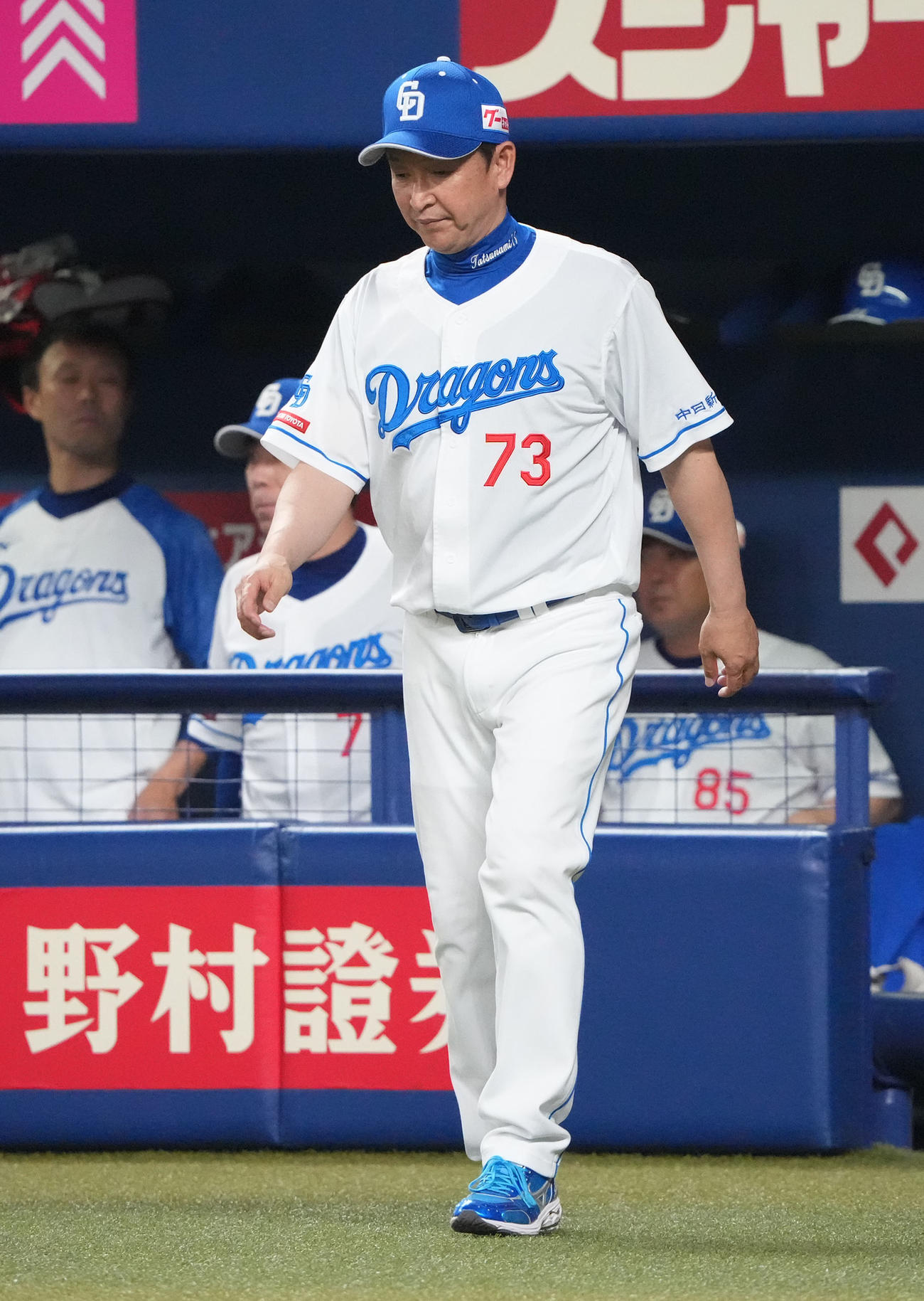 中日対日本ハム　6回表日本ハム1死一、二塁、投手交代を告げる立浪監督（撮影・森本幸一）