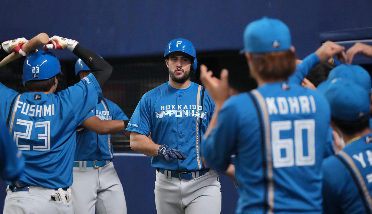 中日対日本ハム　6回表日本ハム1死一、二塁、右越え3点本塁打を放ったマルティネス（中央）（撮影・森本幸一）