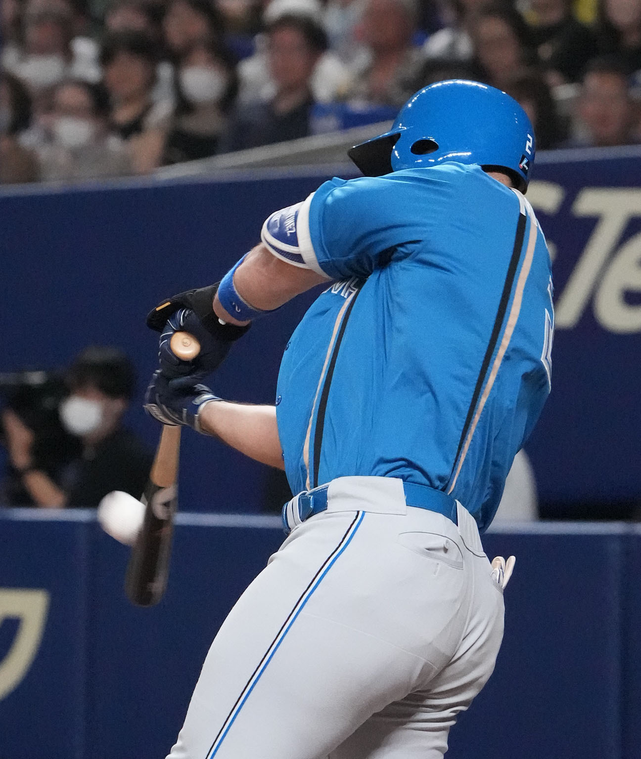 中日対日本ハム　6回表日本ハム1死一、二塁、右越え3点本塁打を放つマルティネス（撮影・森本幸一）