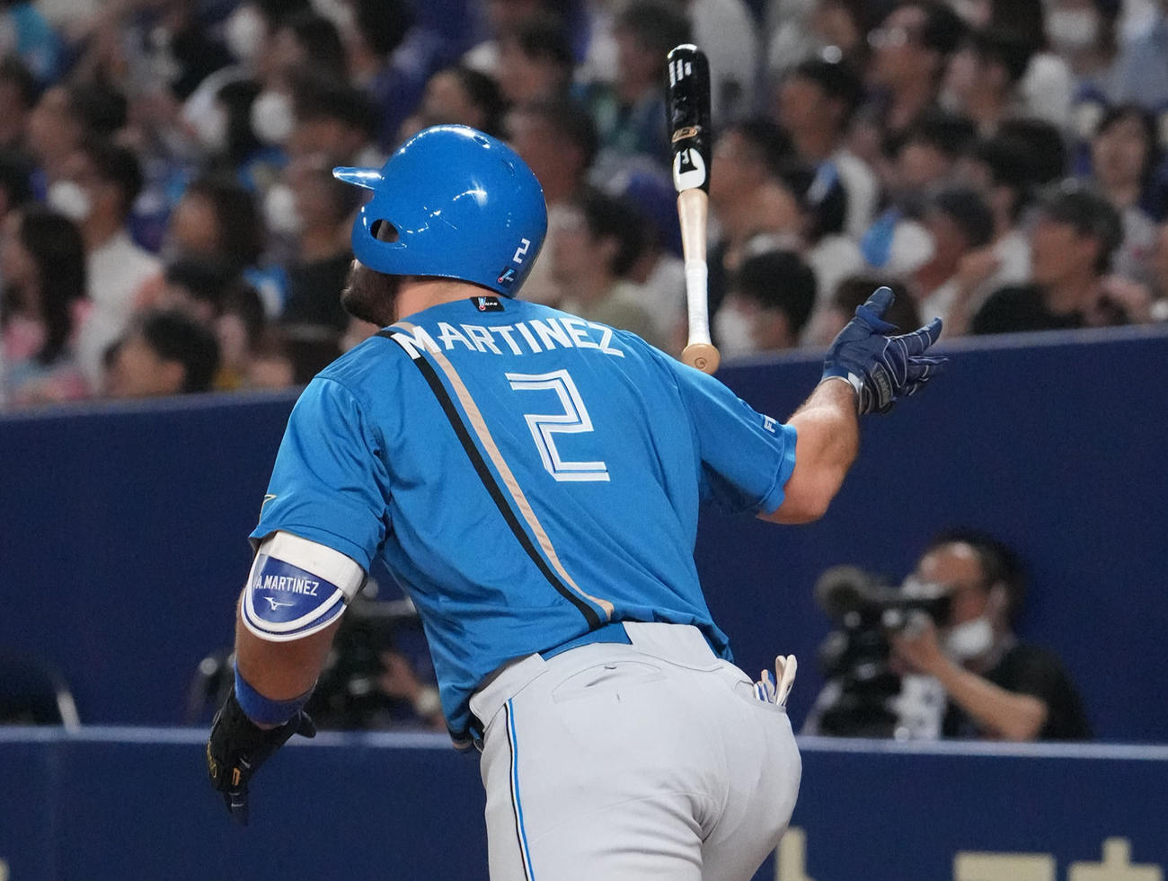 中日対日本ハム　6回表日本ハム1死一、二塁、右越え3点本塁打を放つマルティネス（撮影・森本幸一）