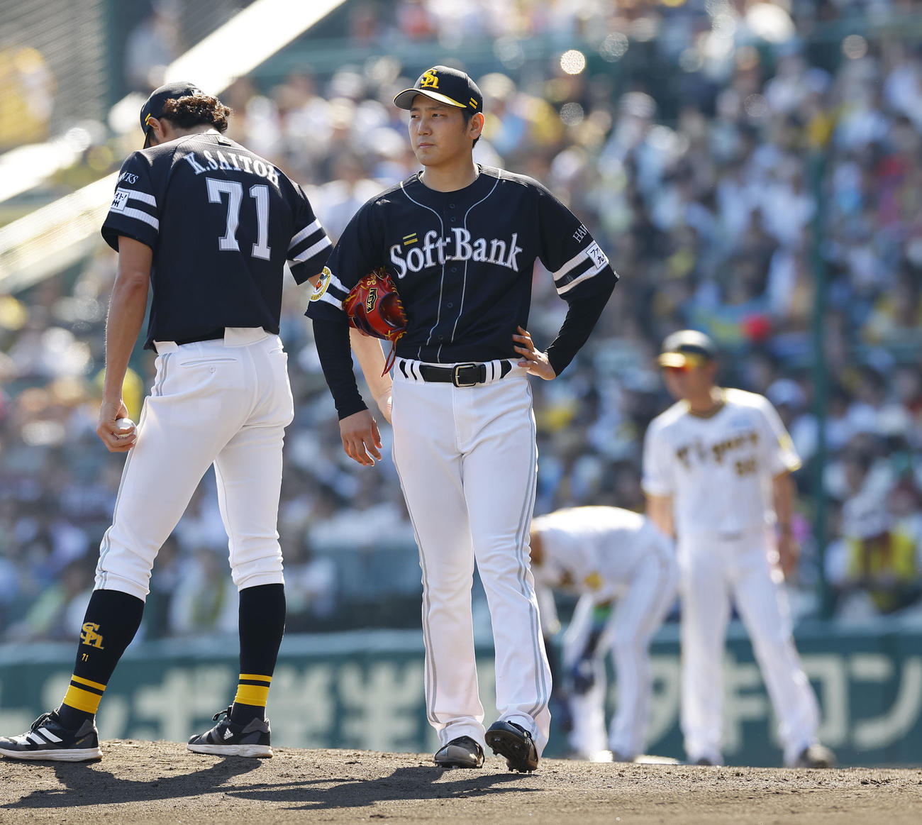 阪神対ソフトバンク　4回裏阪神2死一、三塁、降板するソフトバンク石川（撮影・藤尾明華）