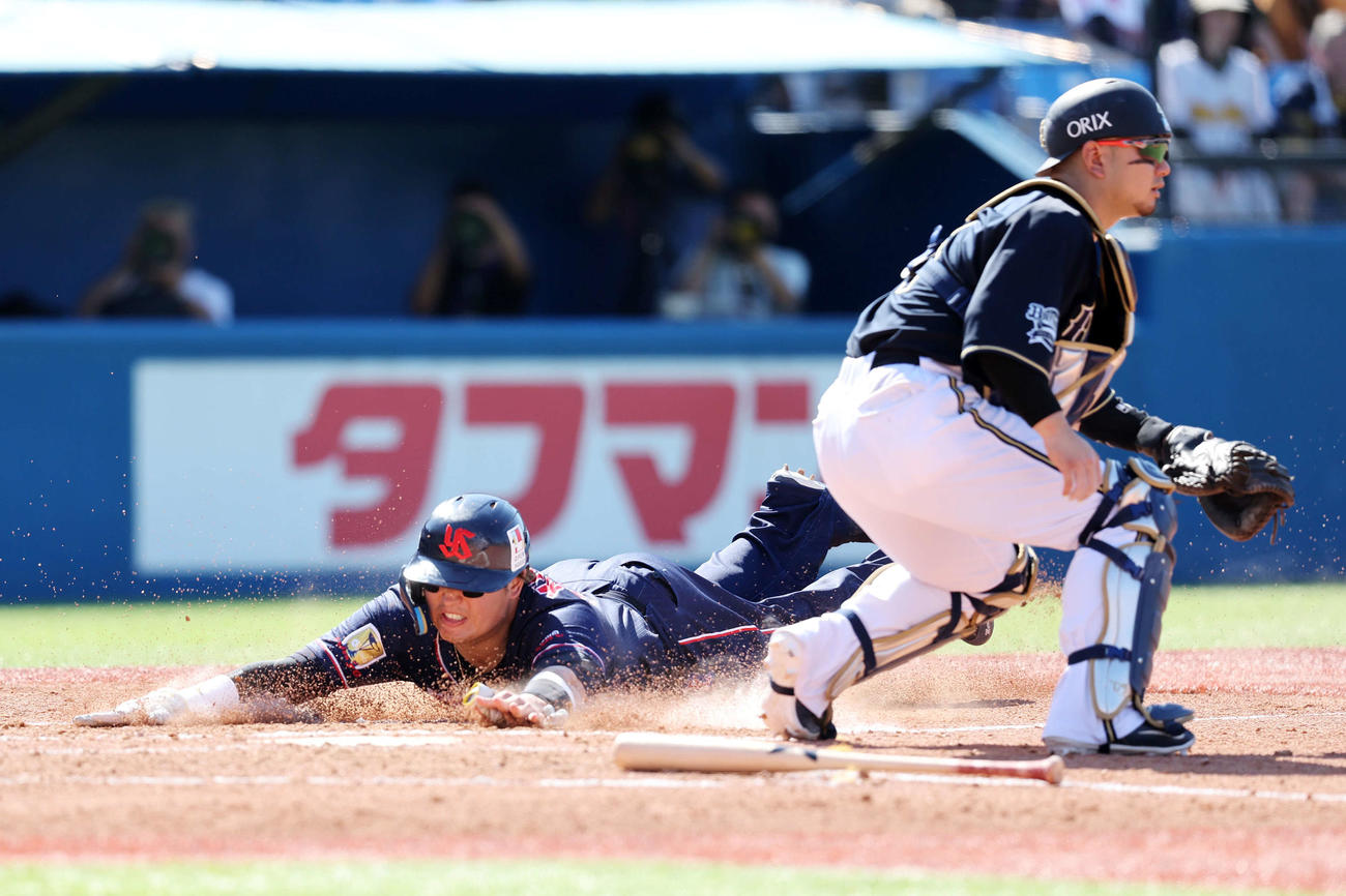 ヤクルト対オリックス　3回裏ヤクルト2死一塁、サンタナの右越え適時二塁打で一塁走者の村上がヘッドスライディングで生還。捕手森（撮影・鈴木正人）