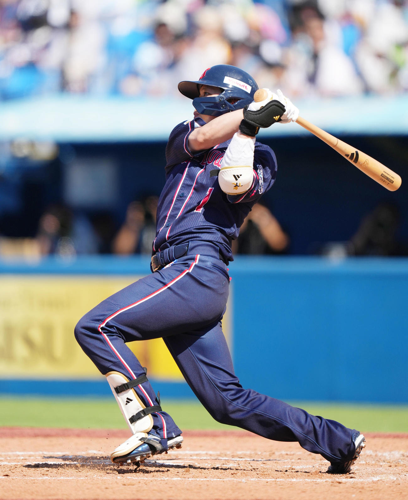 ヤクルト対オリックス　3回裏ヤクルト1死一塁、左越え2点本塁打を放つ山田（撮影・菅敏）