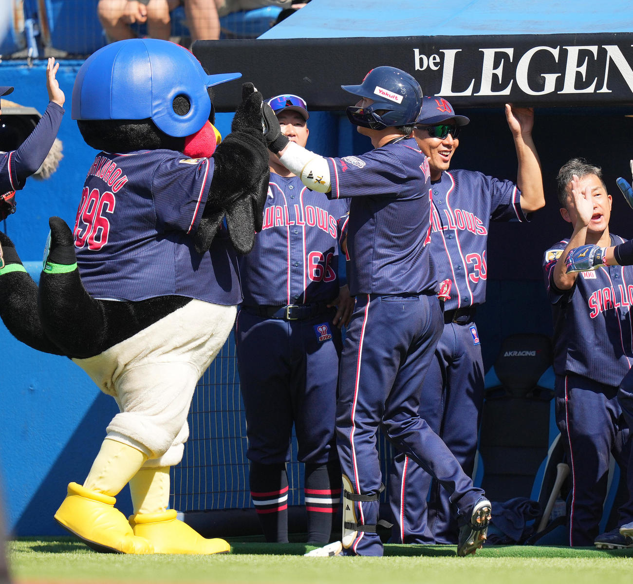ヤクルト対オリックス　3回裏ヤクルト1死一塁、左越えに2点本塁打を放ち、つば九郎にタッチで迎えられる山田（中央）（撮影・菅敏）