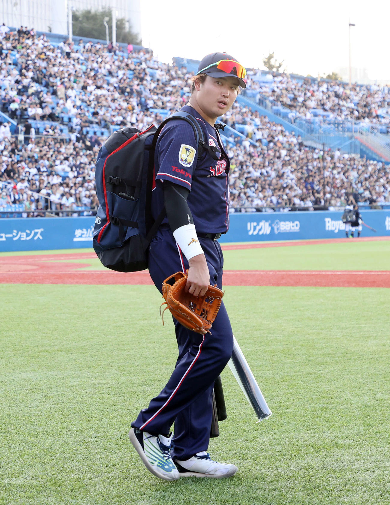 ヤクルト対オリックス　球場を引き揚げるヤクルト村上（撮影・鈴木正人）