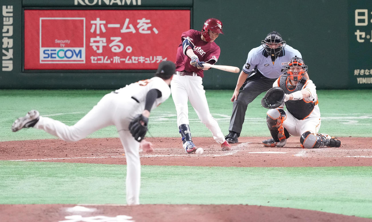 巨人対楽天　5回表楽天無死、一塁内野安打を放つ早川。投手グリフィン（撮影・鈴木みどり）