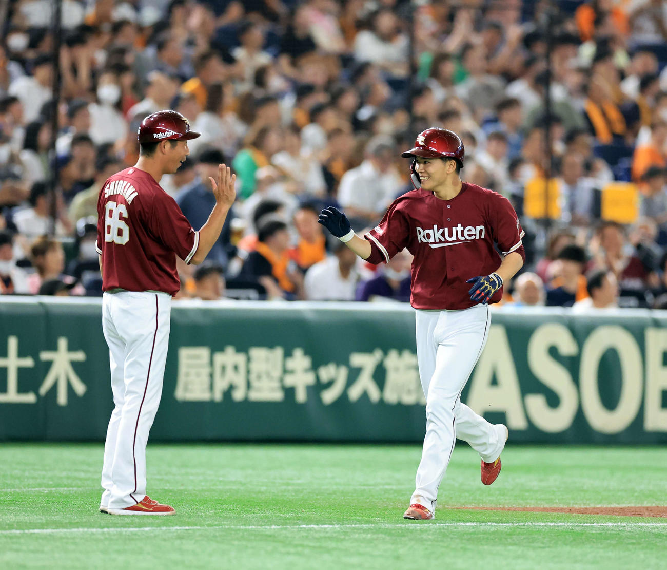 巨人対楽天　5回表楽天2死一塁、小郷の決勝2点本塁打で、笑顔で三塁を回る一塁走者早川（右）（撮影・浅見桂子）