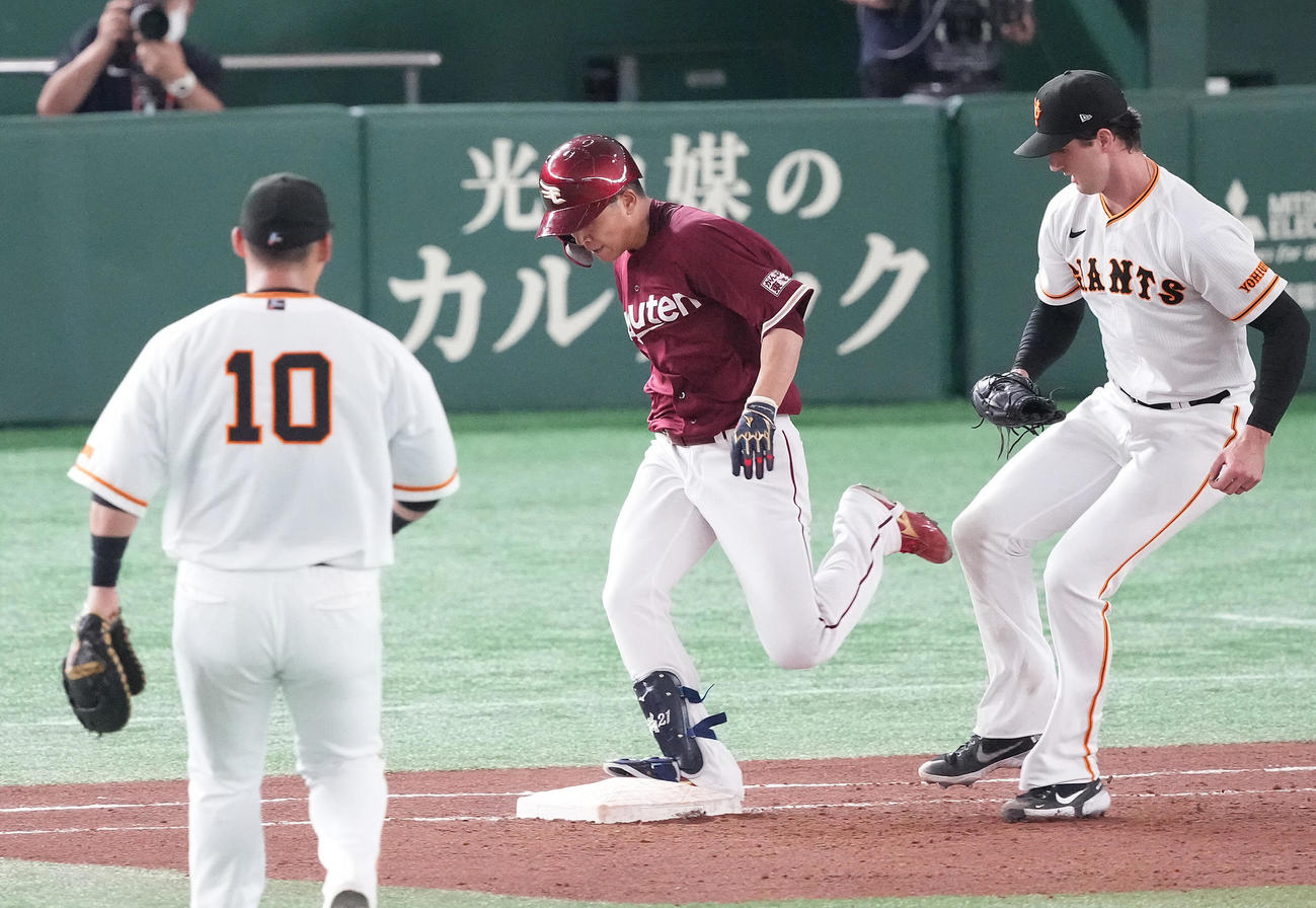 巨人対楽天　5回表楽天無死、一塁内野安打を放ち、一塁へ駆け込む早川。一塁カバーは投手グリフィン（撮影・鈴木みどり）