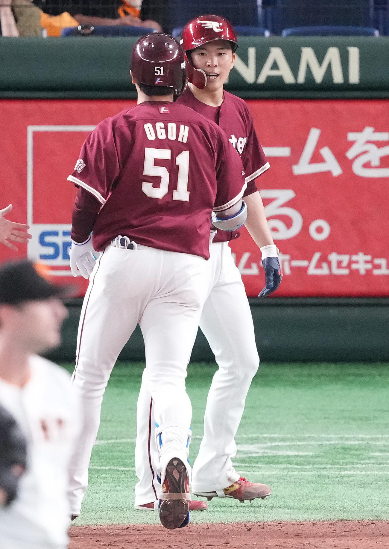 巨人対楽天　5回表楽天2死一塁、右中間に決勝の2点本塁打を放った小郷（左）を迎える一塁走者早川（撮影・鈴木みどり）