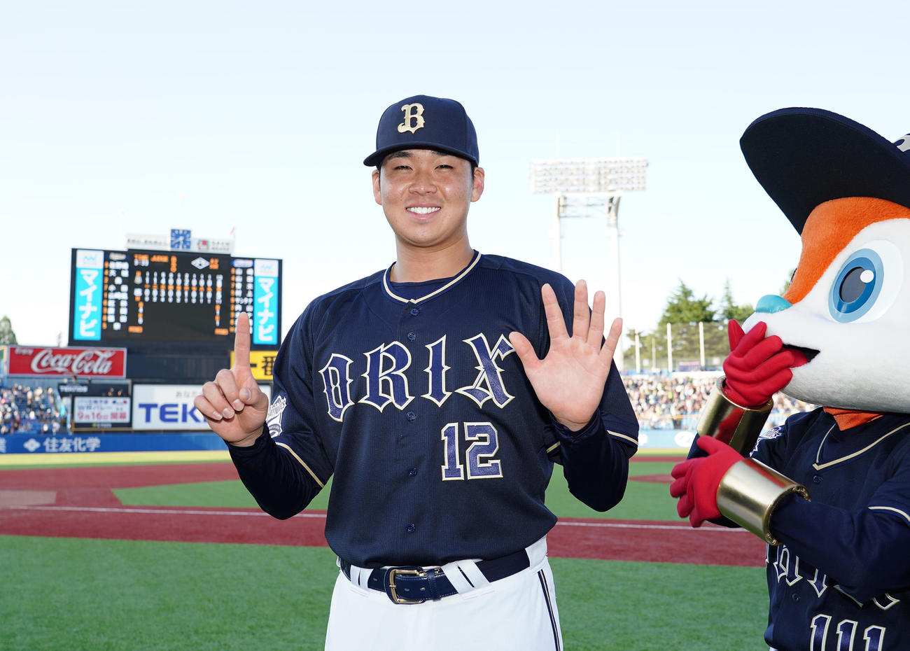 ヤクルト戦に先発し5回を8安打3失点で今季6勝目を挙げ、笑顔を見せるオリックス山下（撮影・菅敏）