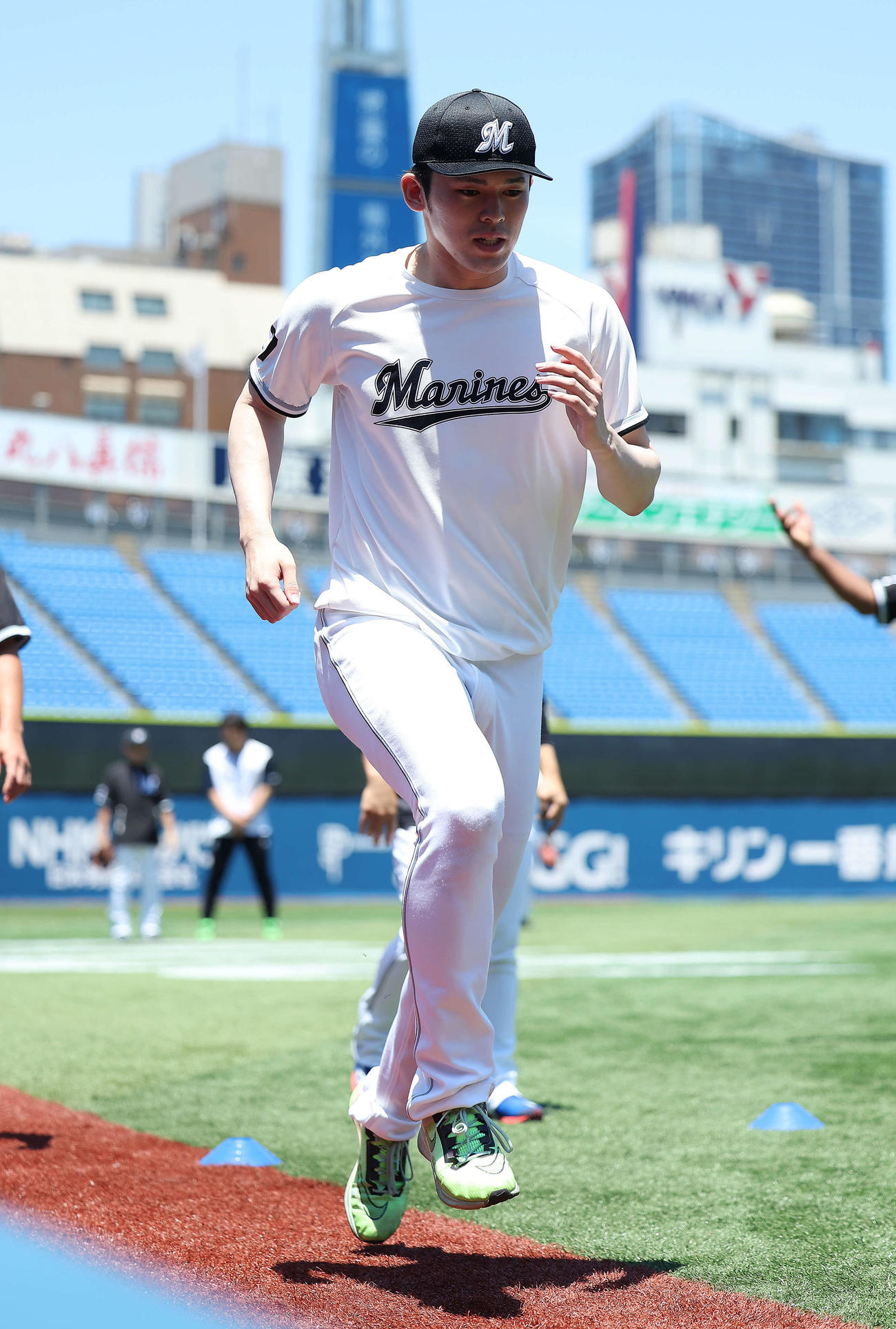 DeNA対ロッテ　試合前、ウオーミングアップするロッテ佐々木朗（撮影・河田真司）
