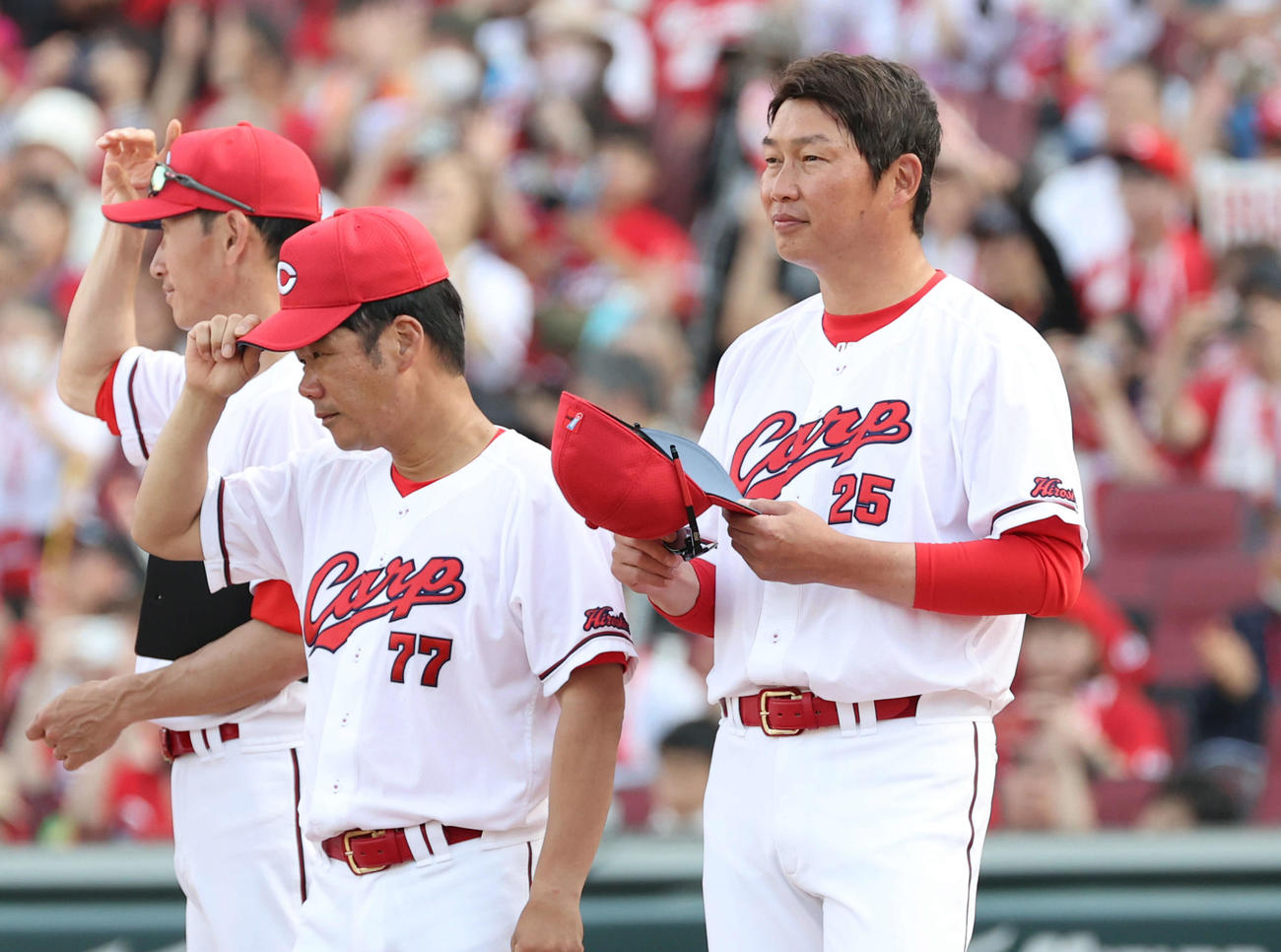 広島対西武　西武に連勝の広島新井監督（右）（撮影・加藤孝規）